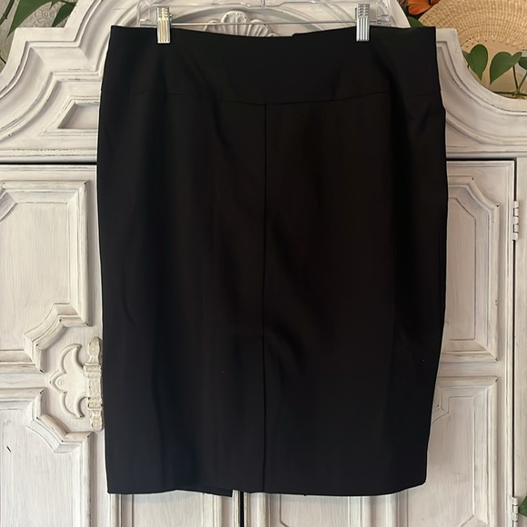 Worthington Dresses & Skirts - Worthington Stretch Black Knee Length Lined Pleated Back Women’s  Skirt Size 14